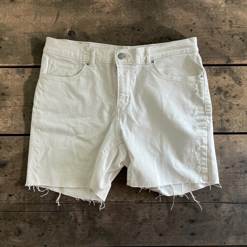 Levis‎ White Denim Bermuda Shorts Floral Embroidered Boho Daity Raw Hem Size 31